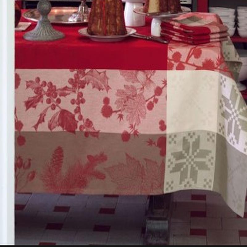 Sous La Neige Holly Tablecloth