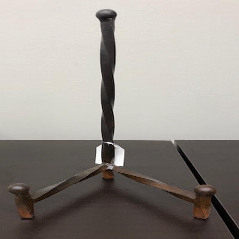 Twisted-Medium Easel